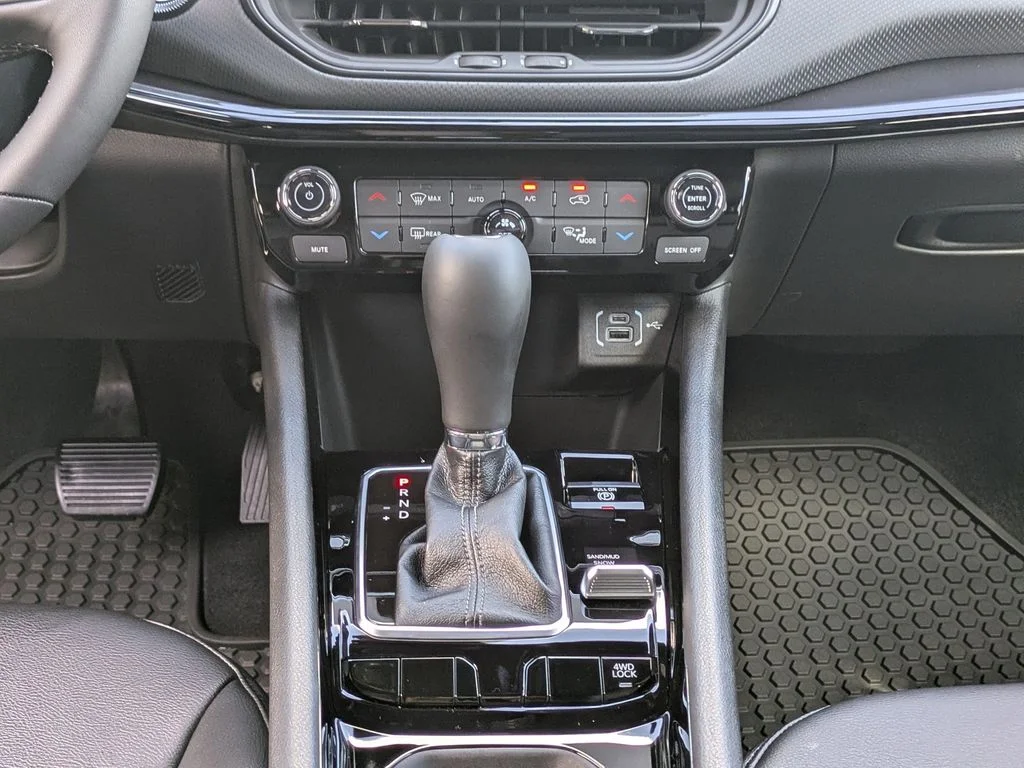 New 2026 Hydro Blue Pearl-Coat Exterior Paint Jeep Latitude image 22