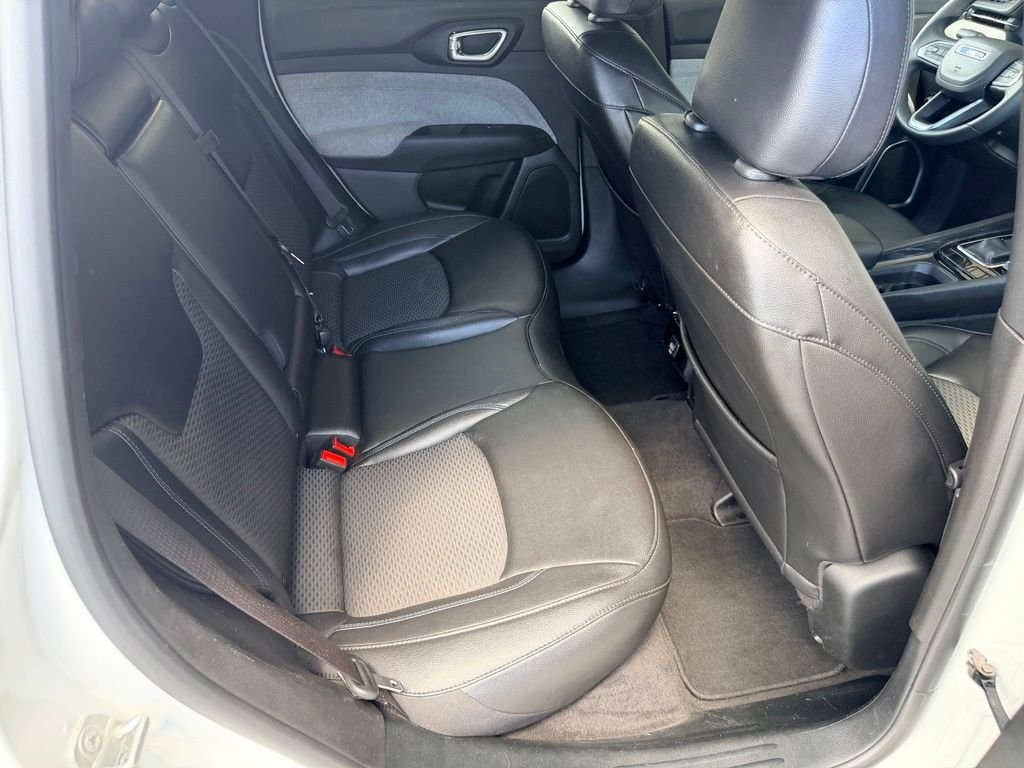 Used 2024 White Jeep Latitude image 32