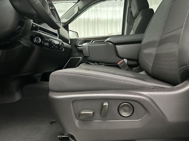 Used 2025 White Chevrolet LT image 17