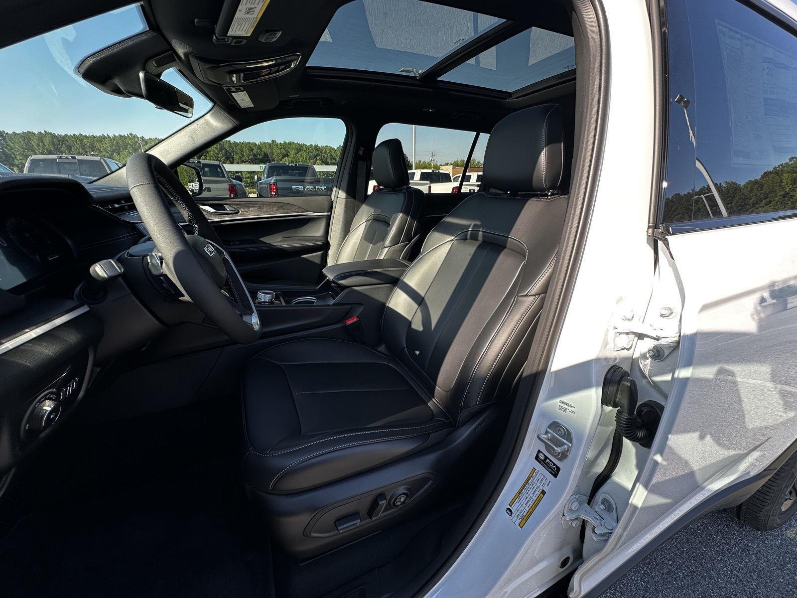 New 2026 Bright White Clear-Coat Exterior Paint Jeep Limited image 8