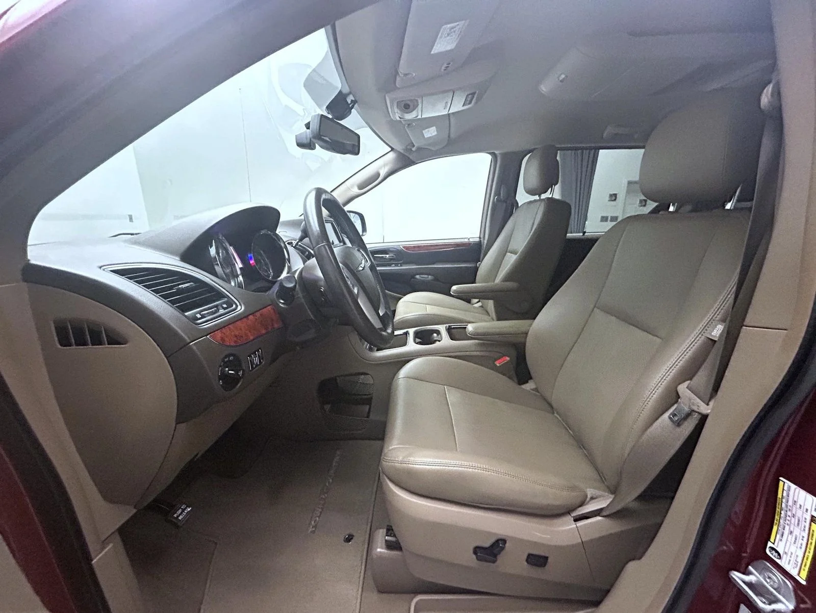 Used 2015 Red Chrysler Touring-L image 10