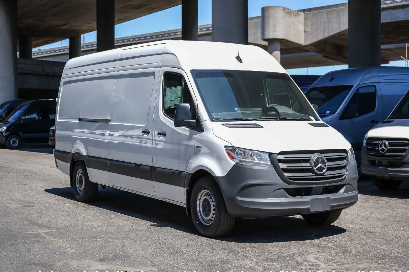New 2025 Arctic+White Mercedes-Benz Cargo 170WB High Roof 113kW Battery RWD HO Motor image 3