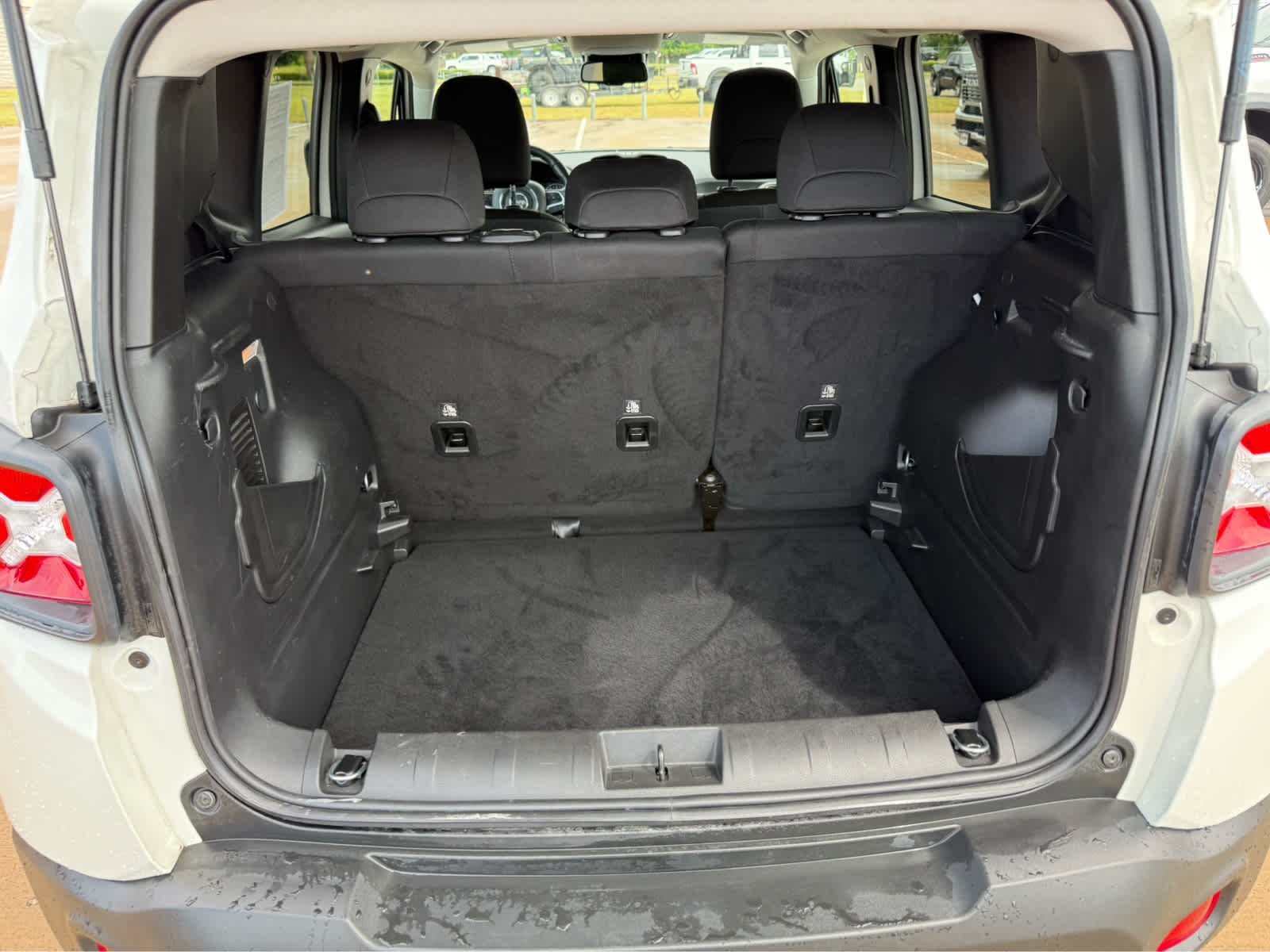 Certified Used 2023 Alpine White Clearcoat Jeep Latitude image 11