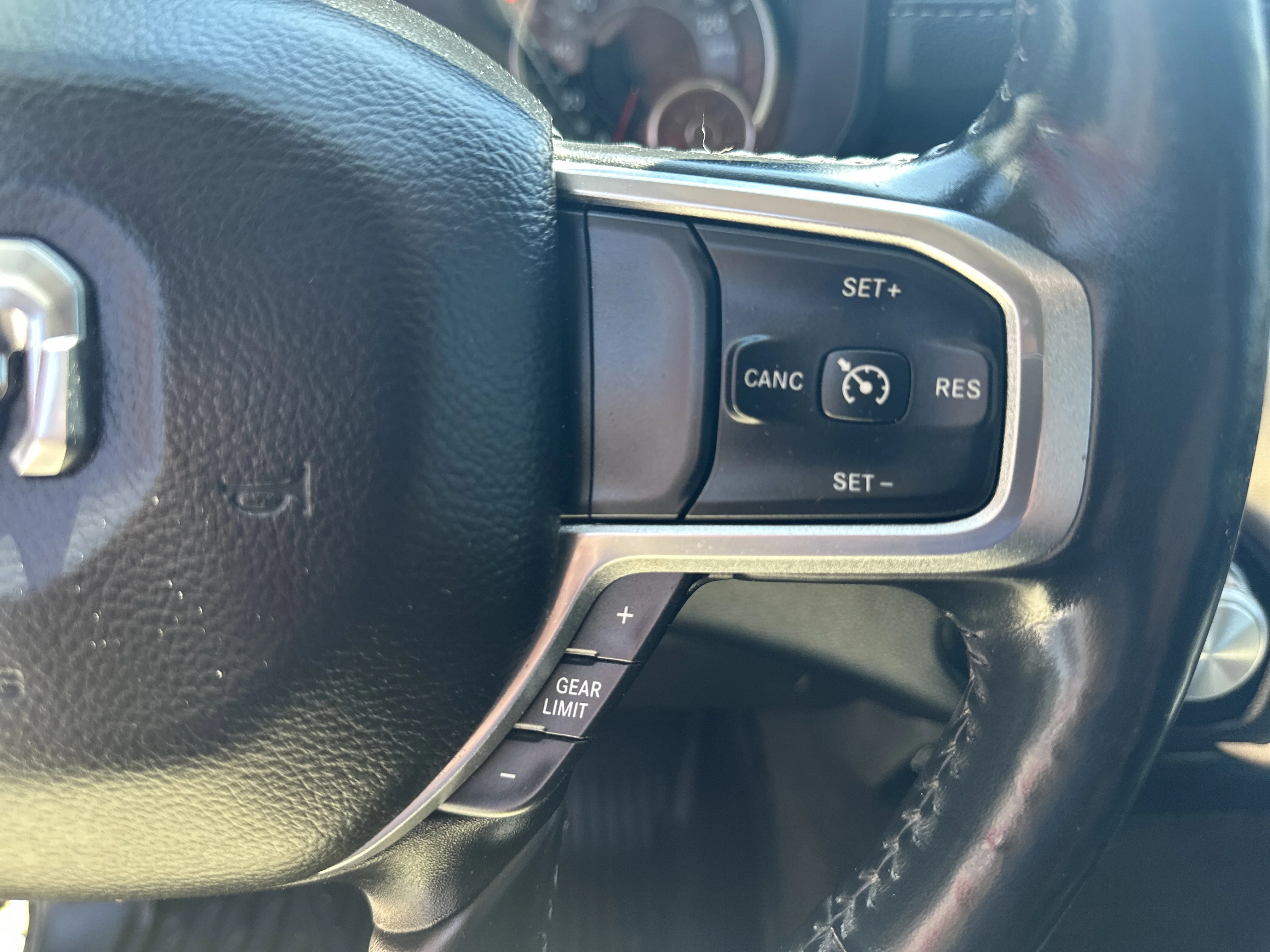Used 2020 Diamond Black Crystal Pearlcoat Ram Laramie image 30