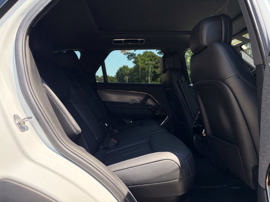 Used 2023 White Land Rover SE image 19