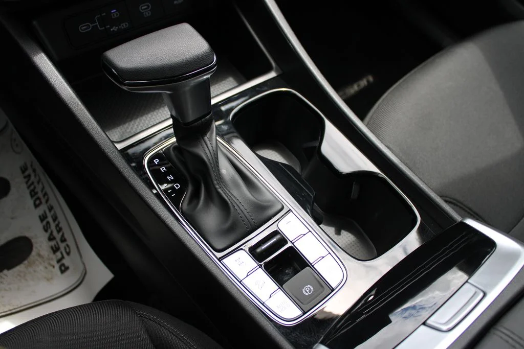 Used 2025 White Hyundai SE image 14