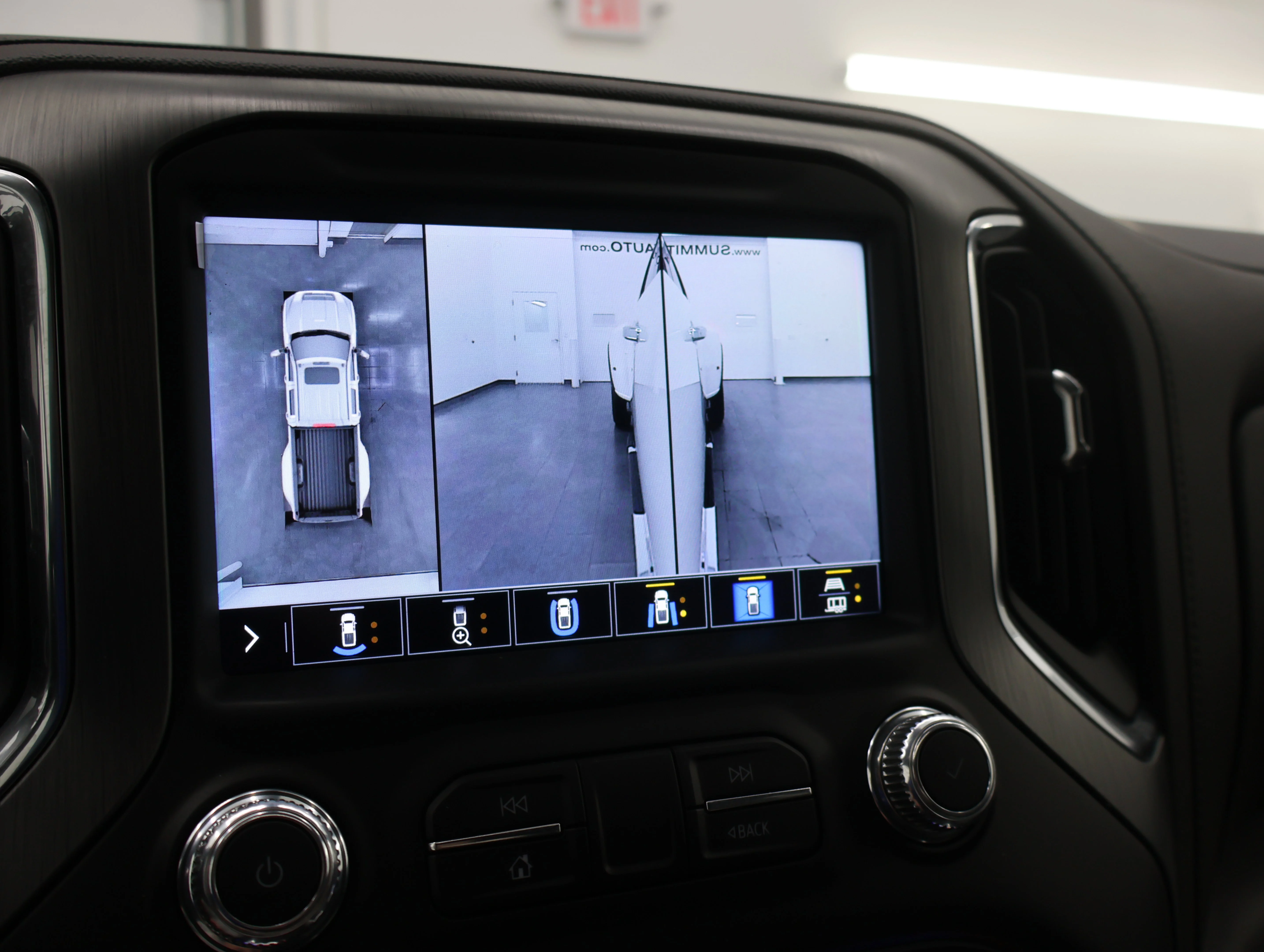 Used 2022 White Frost Tricoat GMC Denali image 22