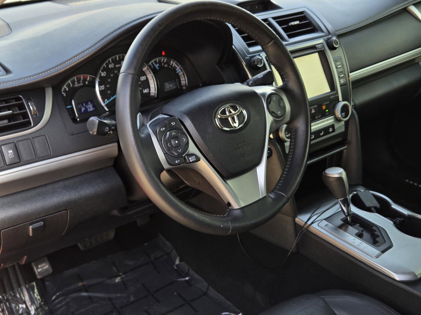 Used 2014 Barcelona Red Metallic Toyota SE image 28