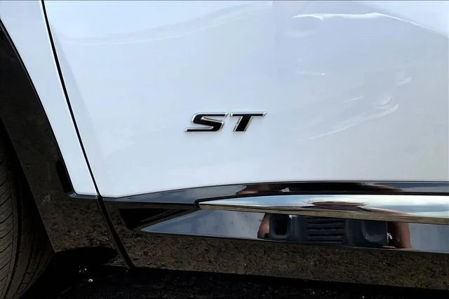 New 2026 Iridescent White Tricoat Buick Sport Touring image 9