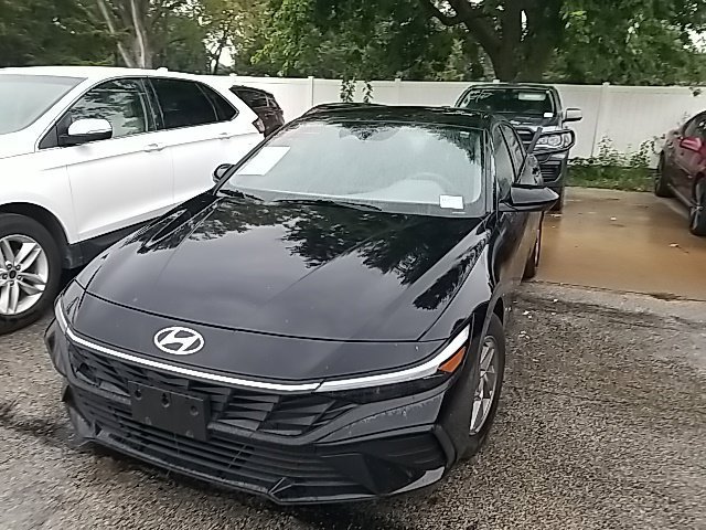 Used 2025 Black Hyundai SE image 11