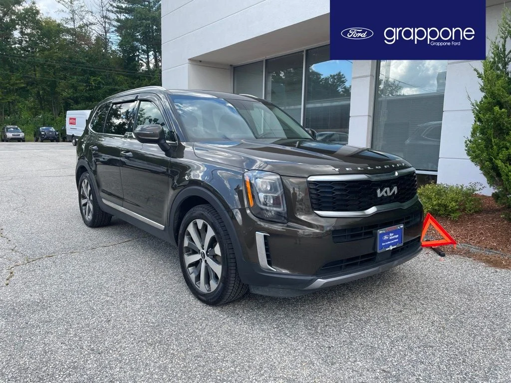 Used 2022 Green Kia EX image 1