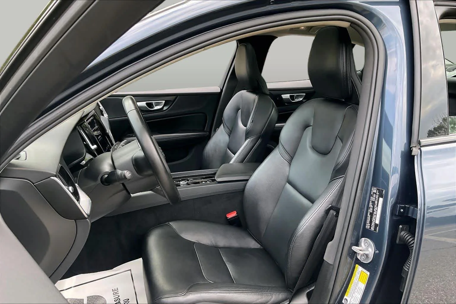 Used 2024  Volvo Core Dark Theme image 7