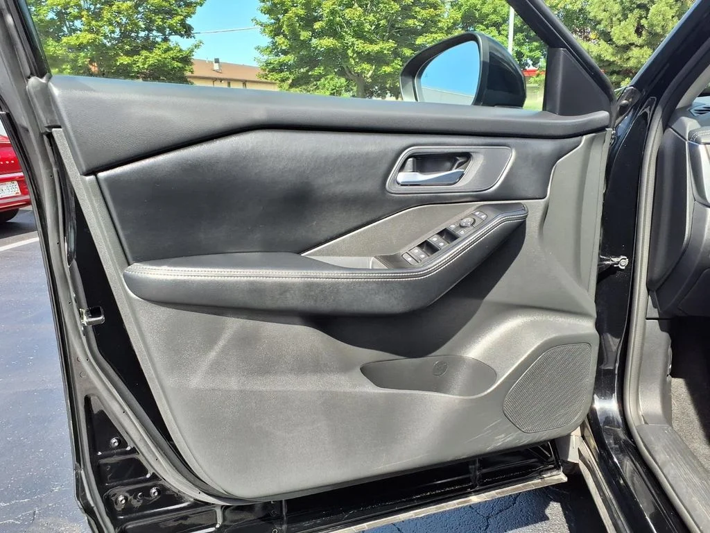 Used 2025 Super Black Nissan SV image 9