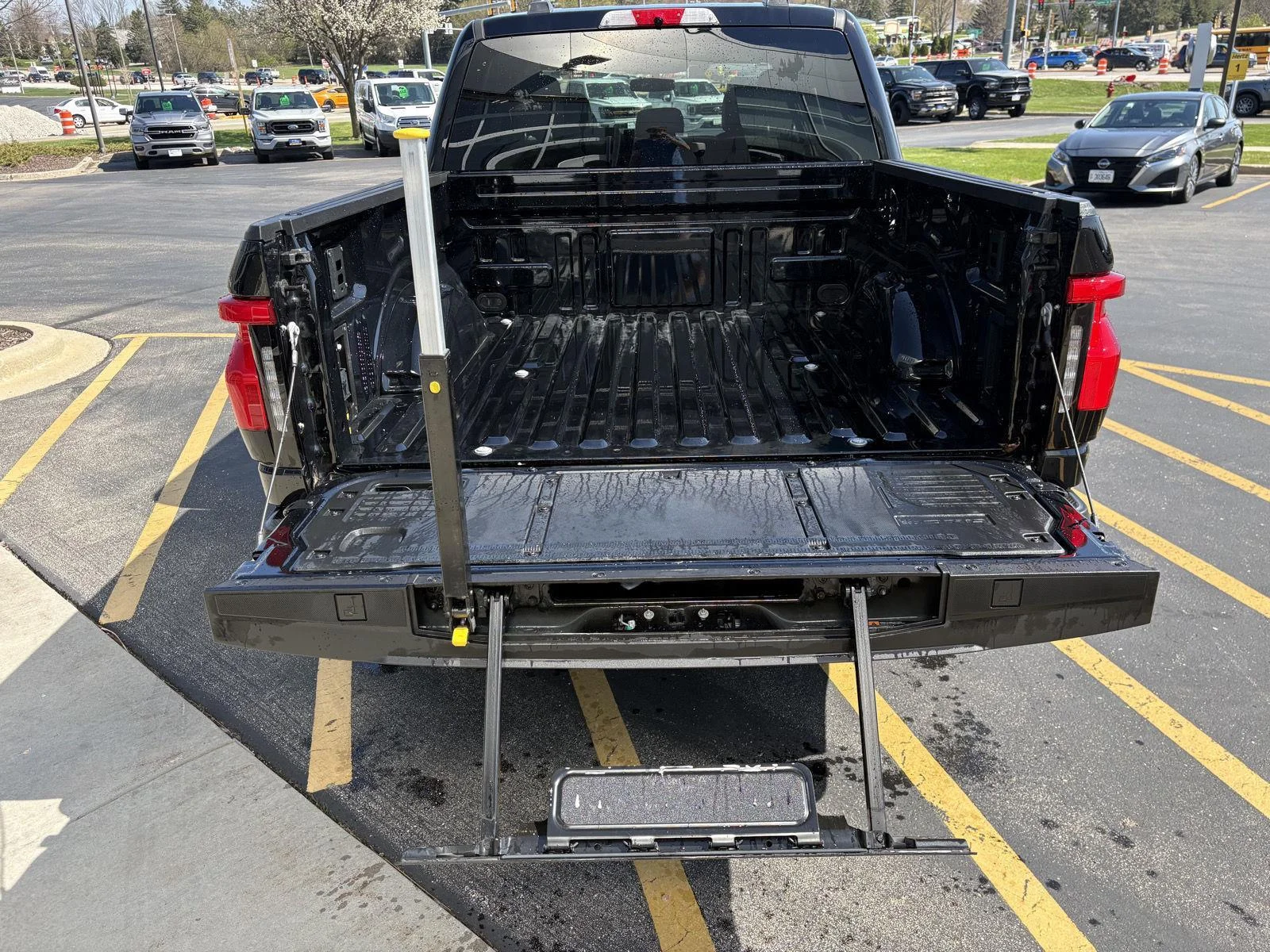2025 Ford F-150 Lightning Flash - Photo 8