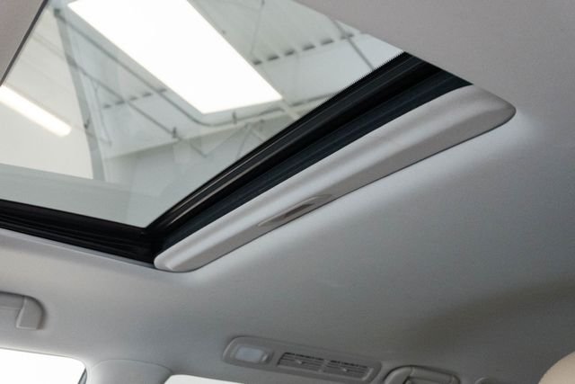 Used 2019 White Nissan Platinum image 4