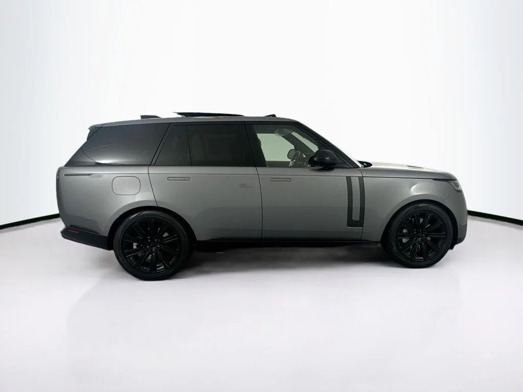 New 2026 Eiger Grey Land Rover SE image 4