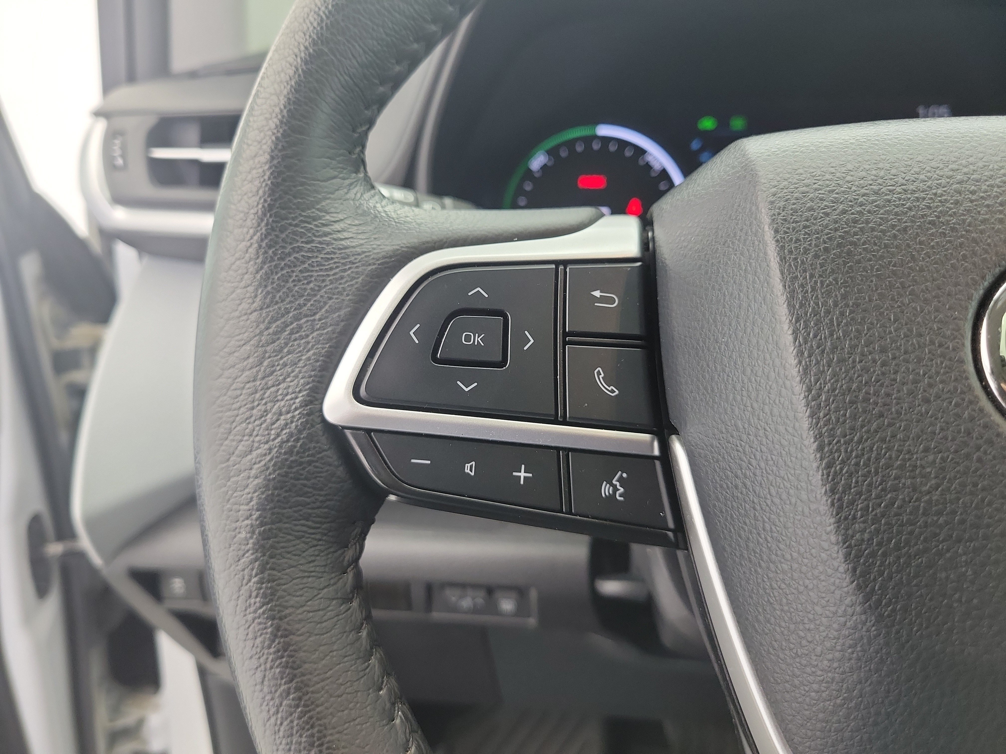 Used 2025 Wind Chill Pearl Toyota XLE image 25