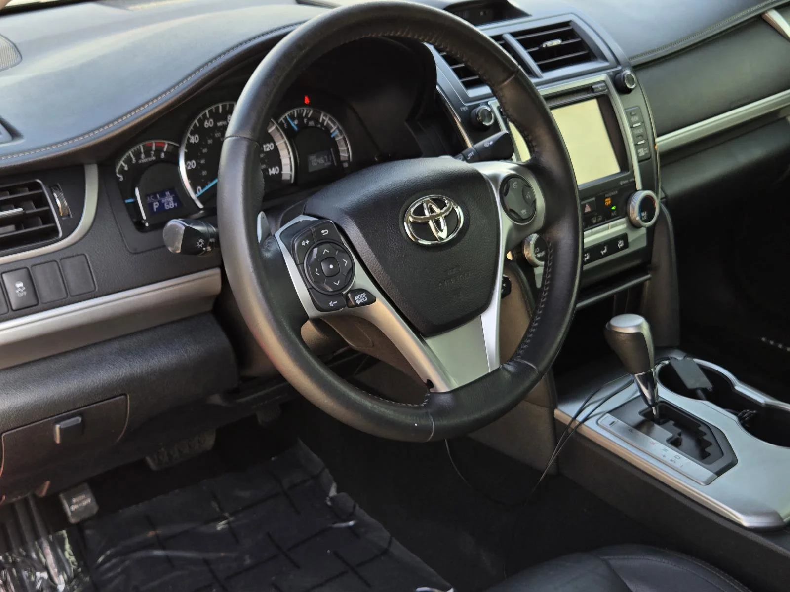 Used 2014 Barcelona Red Metallic Toyota SE image 28