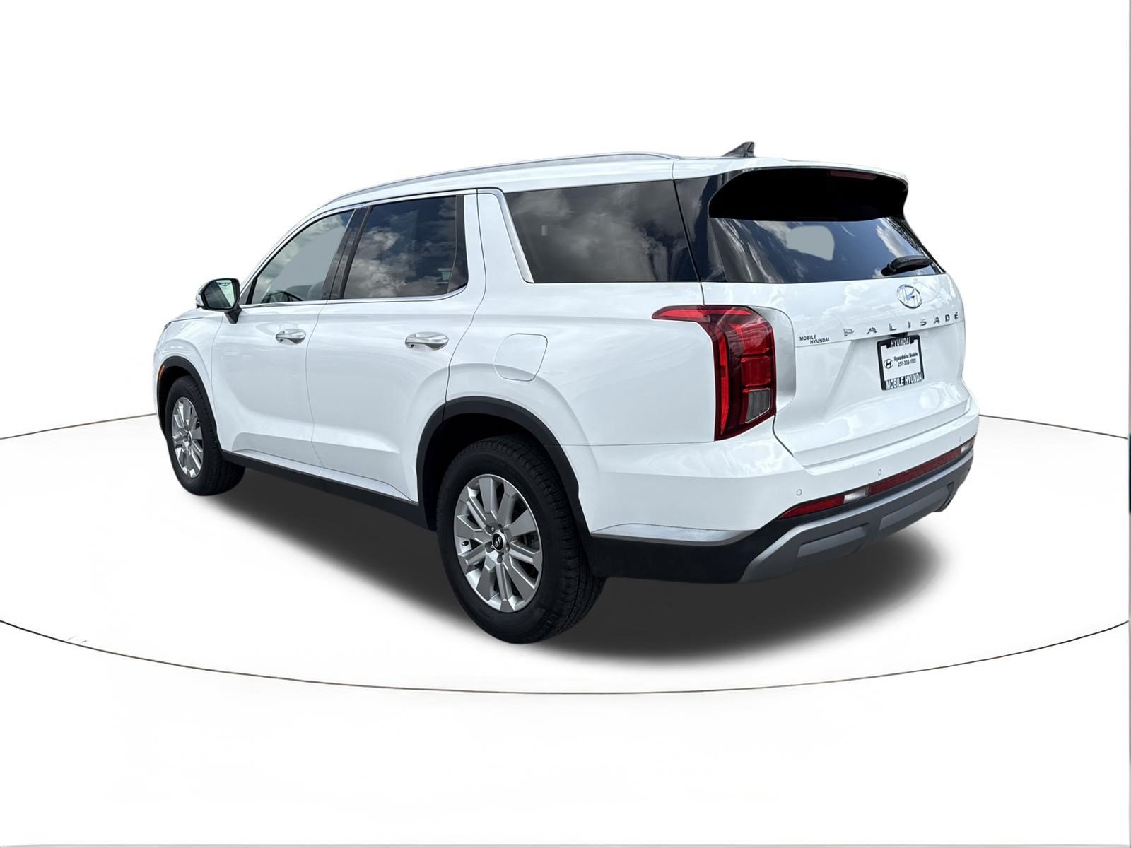 Certified Used 2024 Hyper White Hyundai SEL 7P image 5