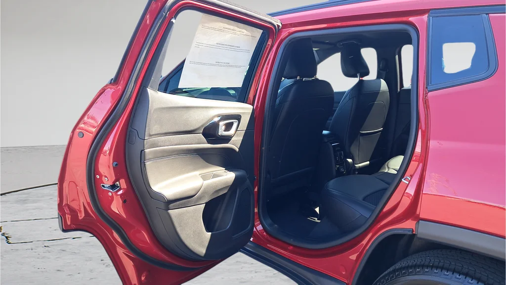 New 2026 Red Hot Pearlcoat Jeep Latitude image 11