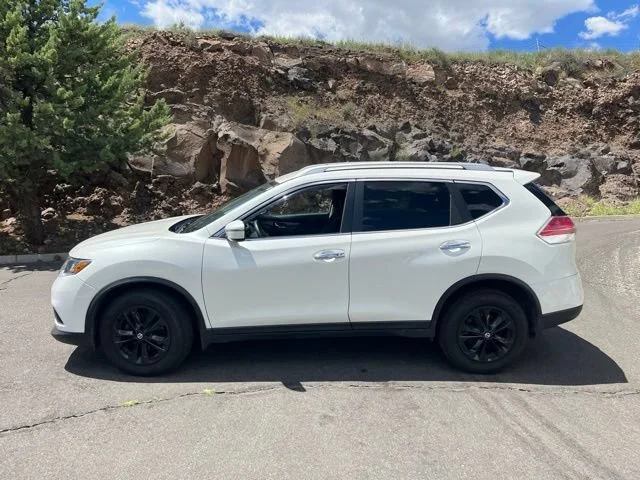 Used 2016 Pearl White Nissan SV image 12