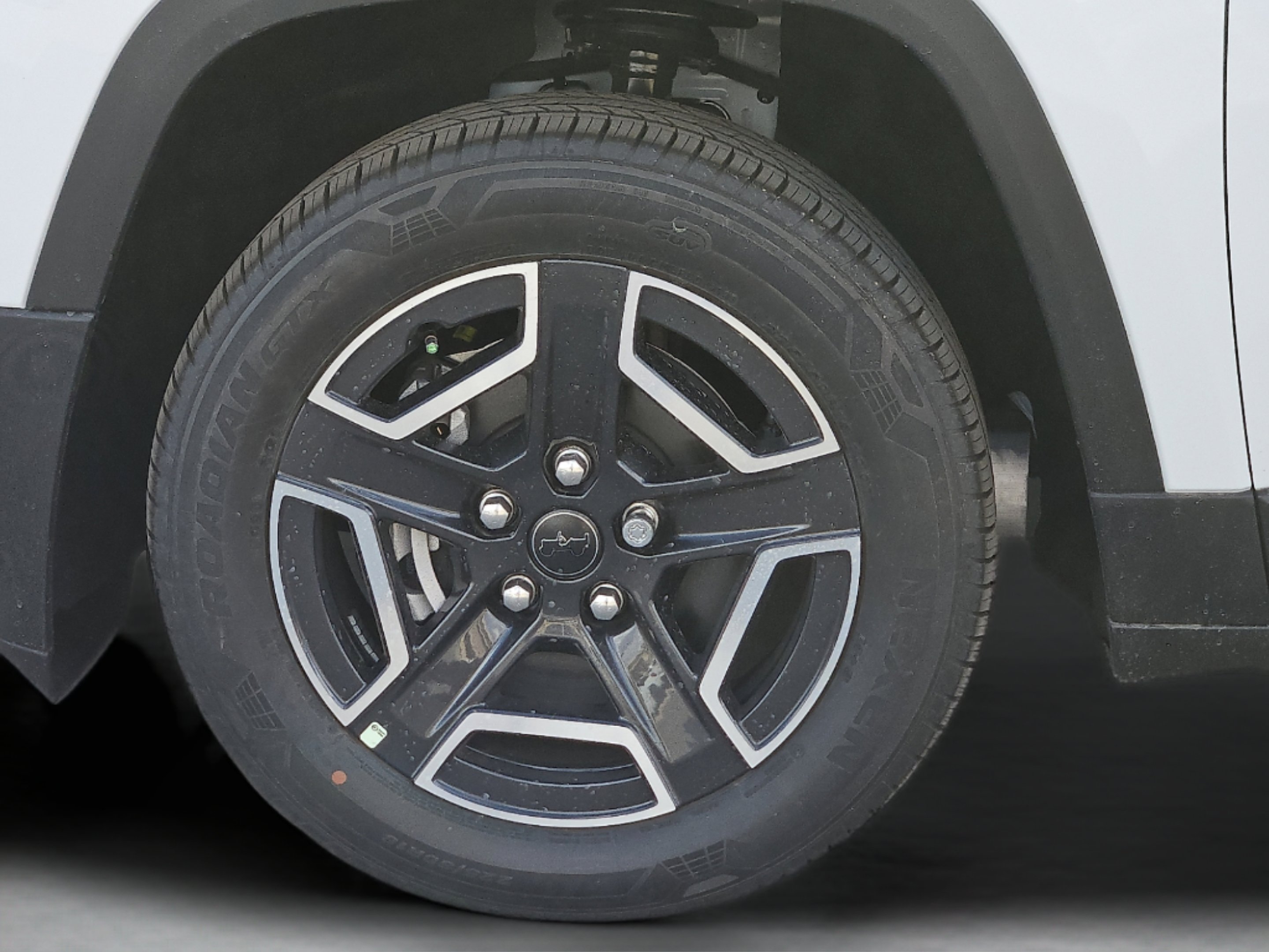 New 2026 Bright White Clear-Coat Exterior Paint Jeep Laredo image 9
