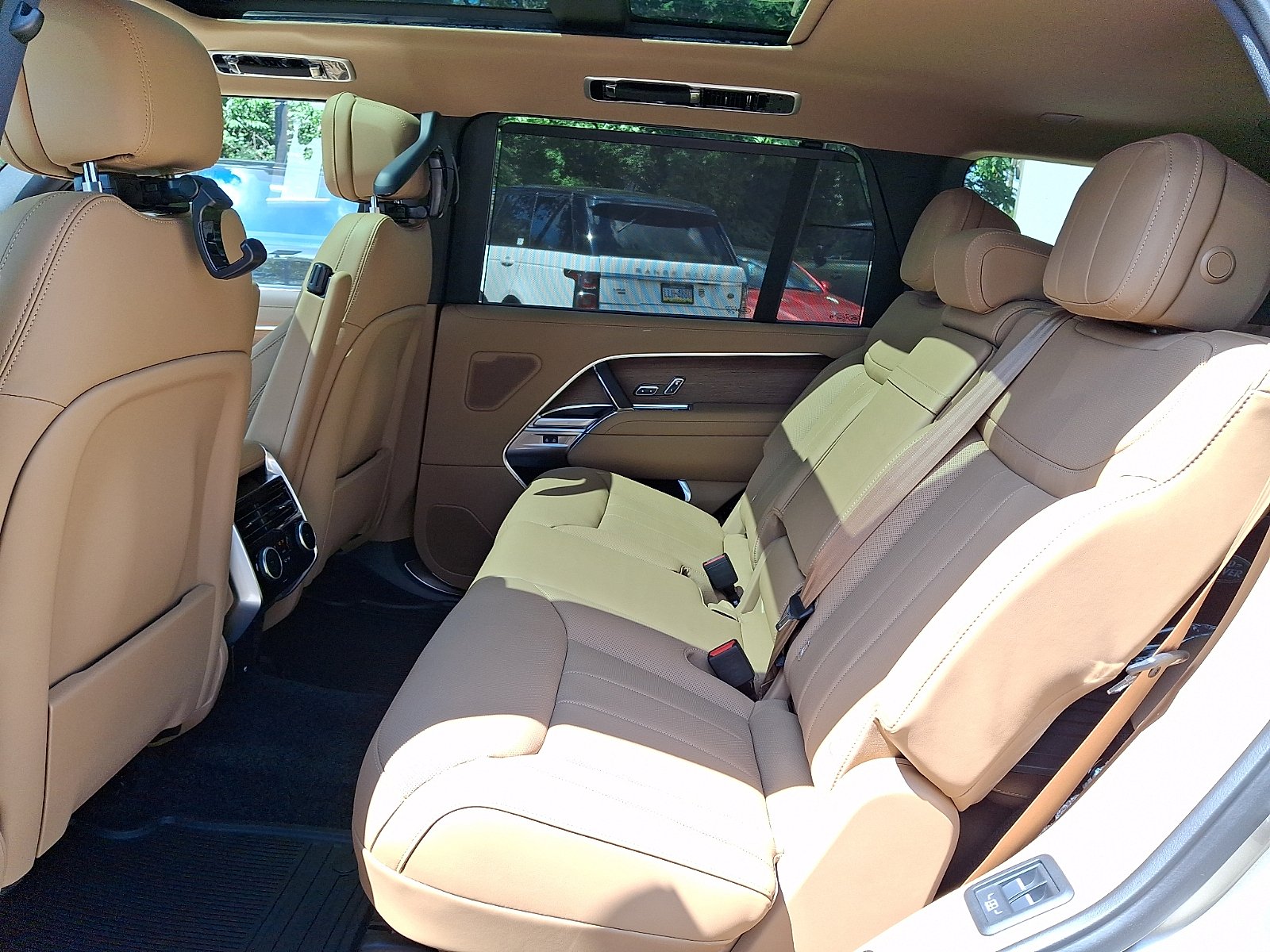 New 2026 Batumi Gold Land Rover P400 SE 7 Seat image 5