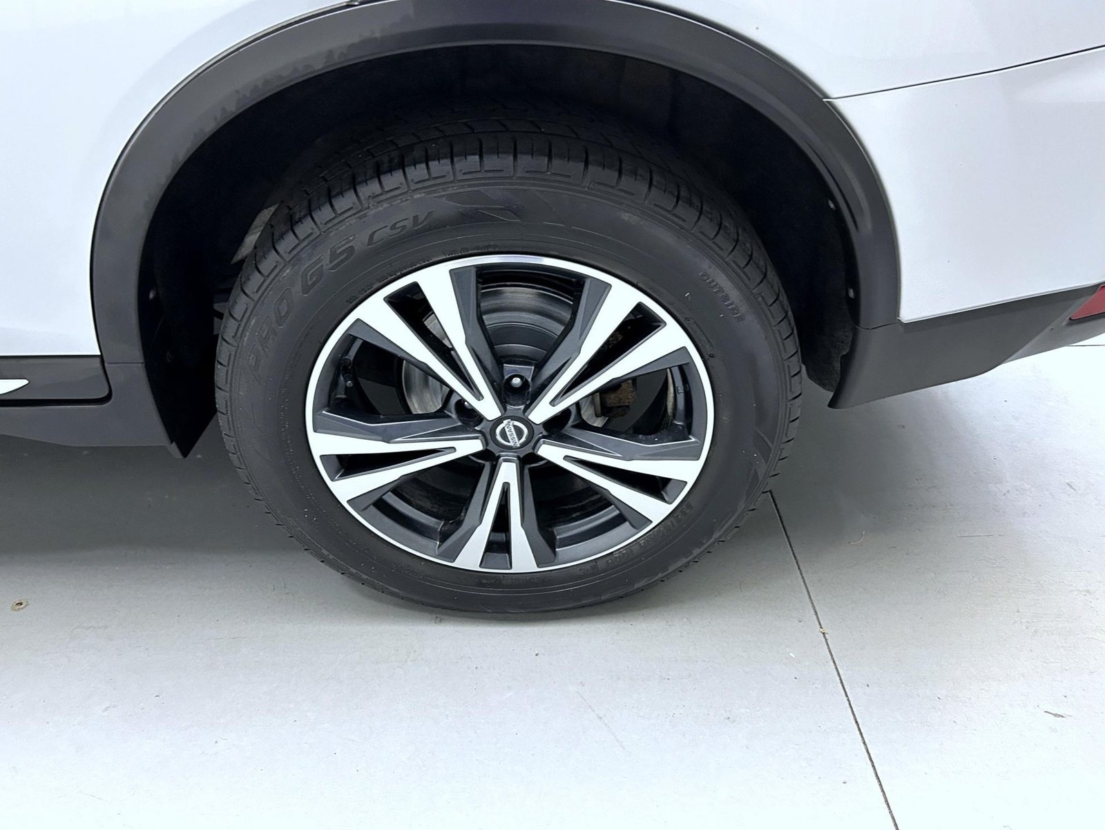 Used 2018 Brilliant Silver Nissan SL image 22
