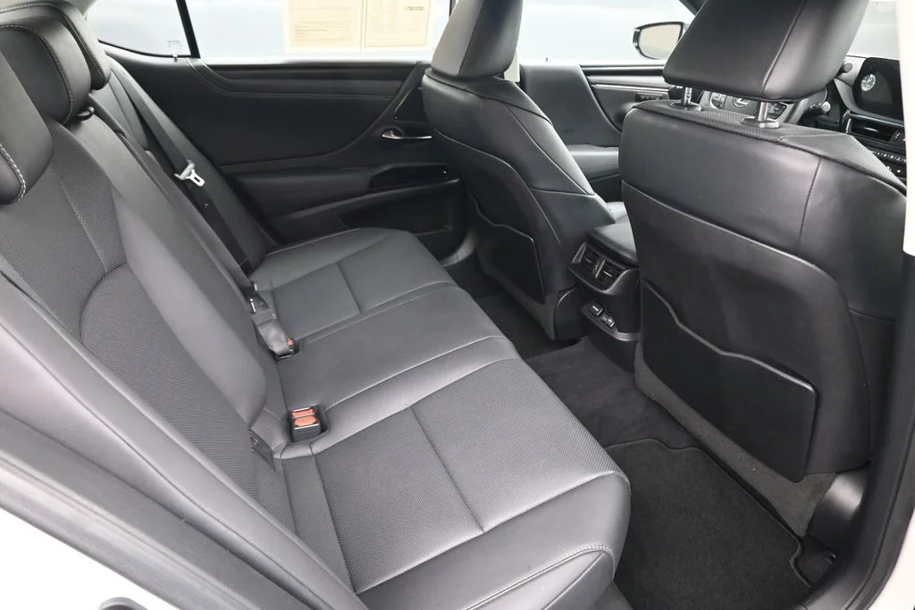 Used 2022 White Lexus 300h image 25