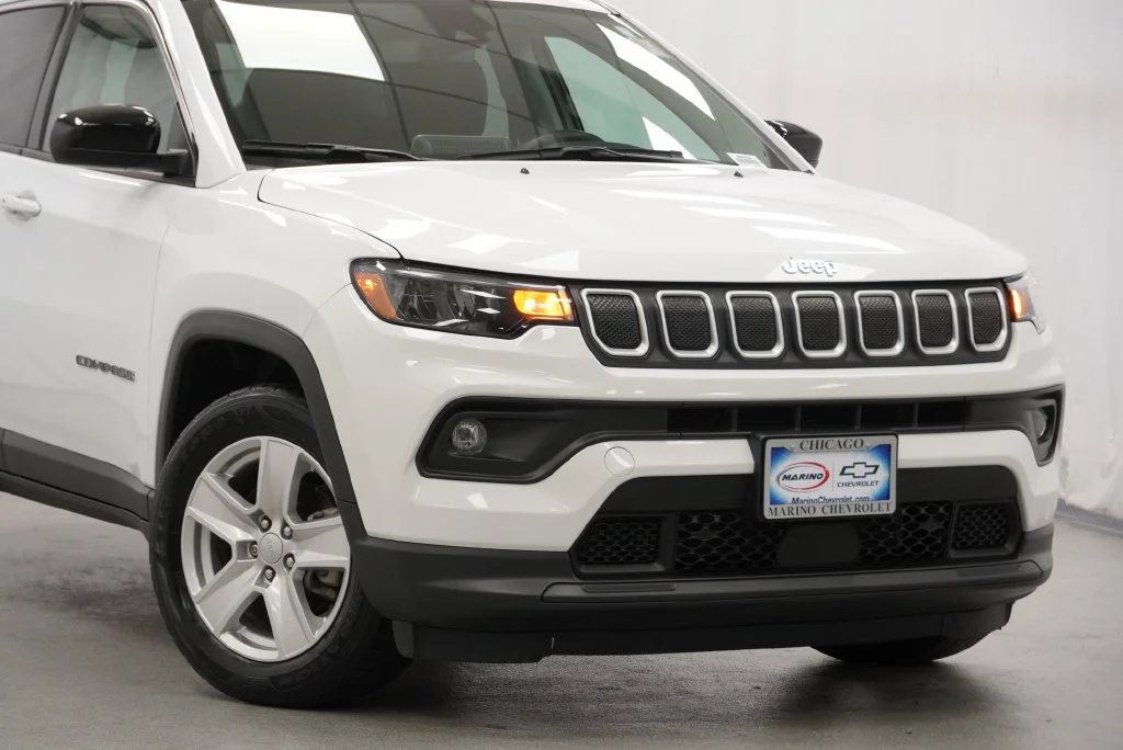 Used 2022 Bright White Clea Jeep Latitude image 7