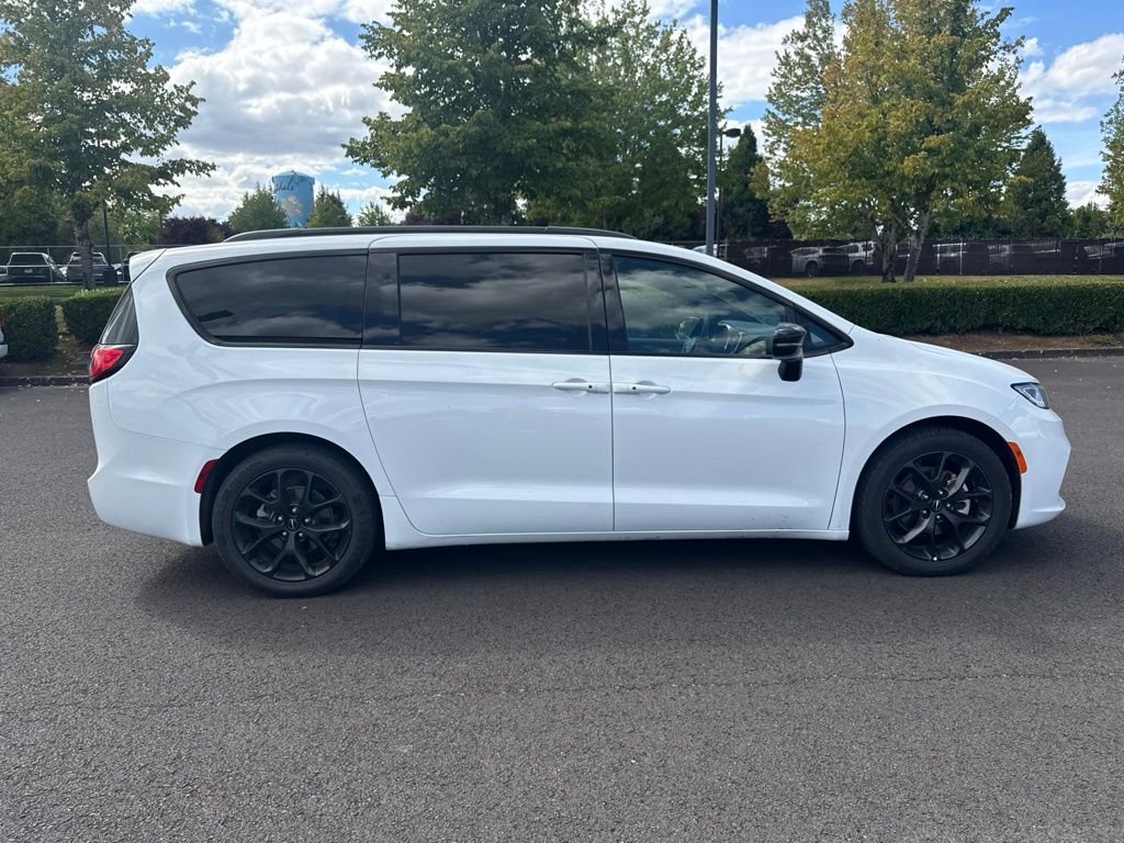 Used 2025 Bright White Clearcoat Chrysler Limited image 8