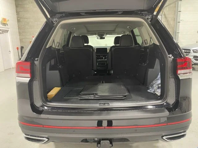 New 2025 Black Volkswagen 2.0T SE w/Technology image 14