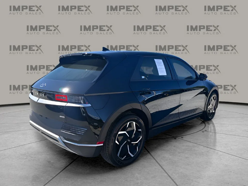 Used 2023 Black Hyundai SE image 5