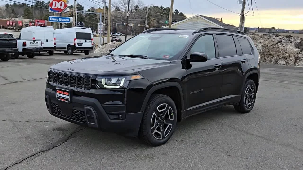 New 2026 Diamond Black Crystal Pearl-Coat Exterior Paint Jeep Laredo image 4