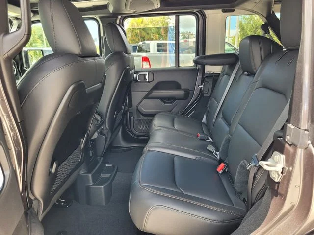 2025 Jeep Wrangler 4-Door Sahara - Photo 14