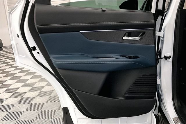 New 2026 Everest White Pearl/Black Nissan Platinum image 35