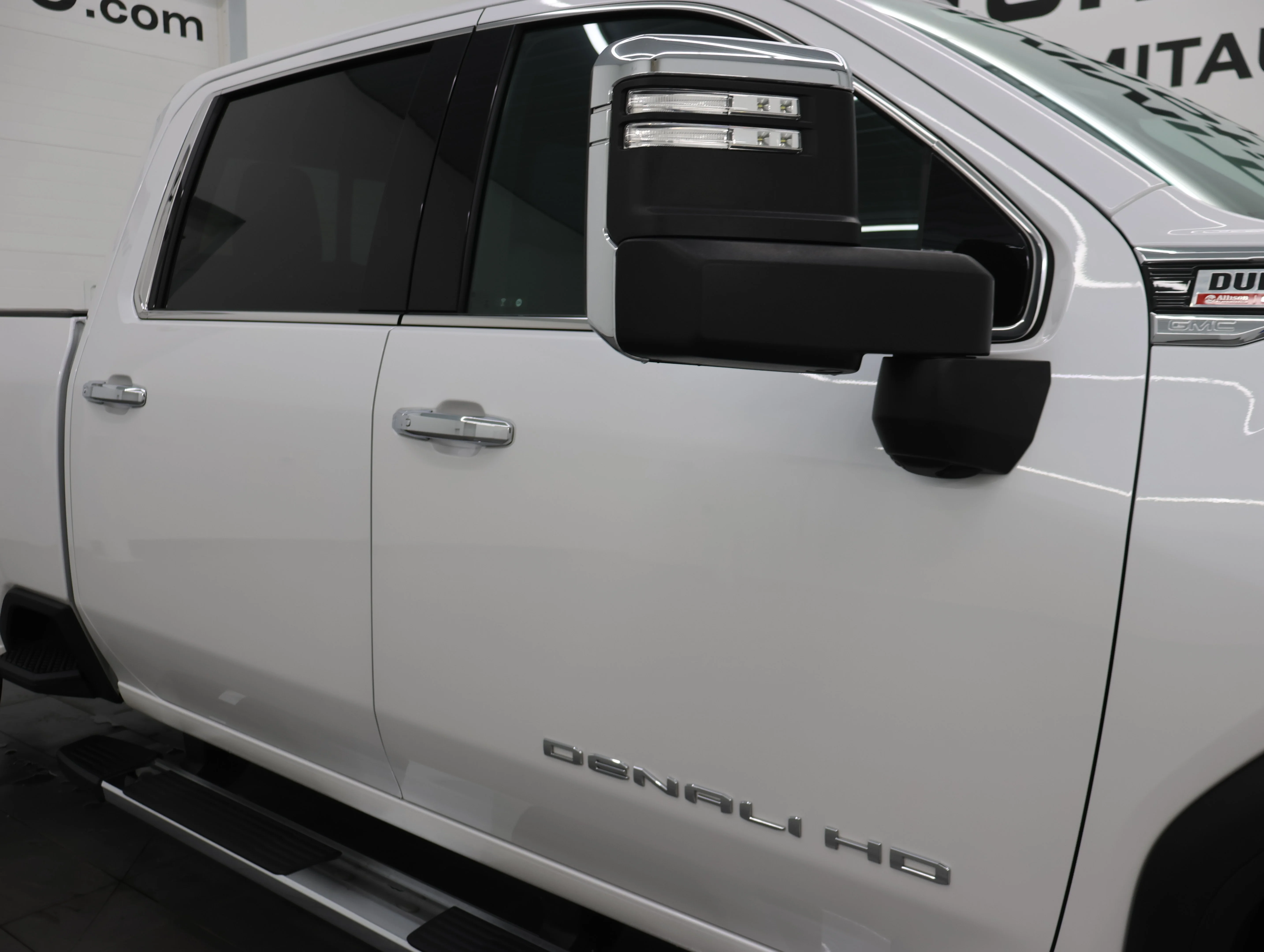 Used 2022 White Frost Tricoat GMC Denali image 30