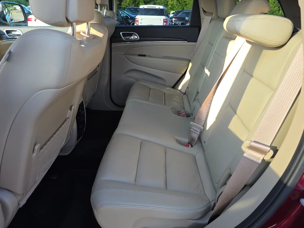 Used 2018 Velvet Red Pearl Coat Jeep Limited image 29
