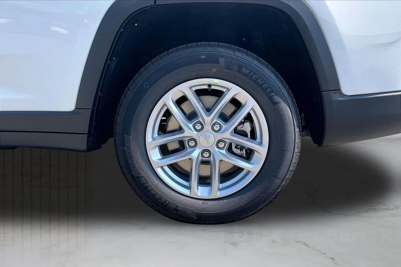 New 2026 Bright White Clear-Coat Exterior Paint Jeep Laredo image 35