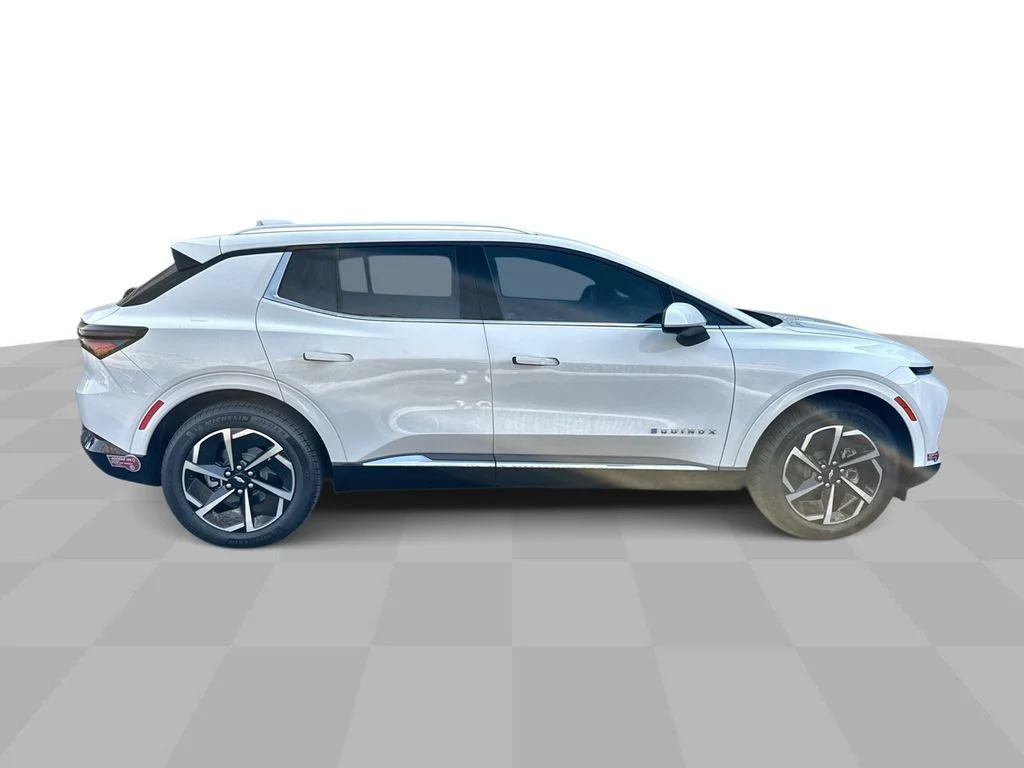 Used 2024 Summit White Chevrolet LT image 9