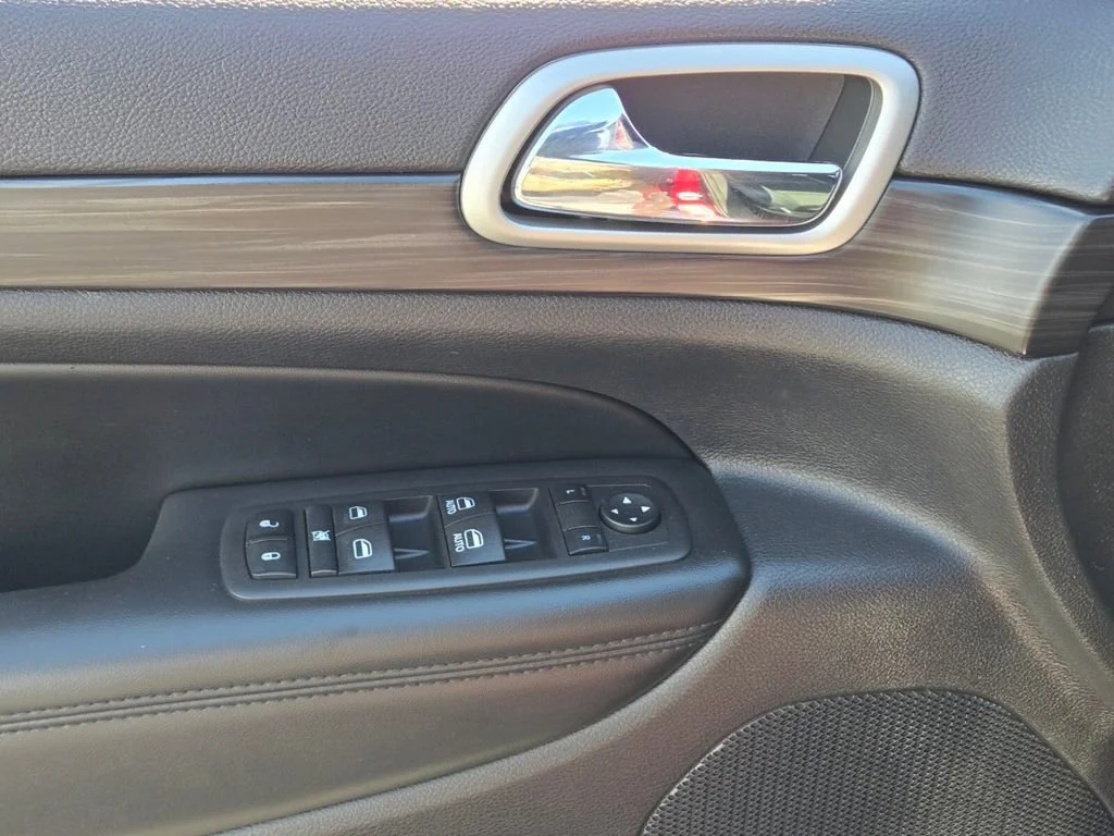 Used 2022 Velvet Red Pearlc Jeep Laredo X image 17