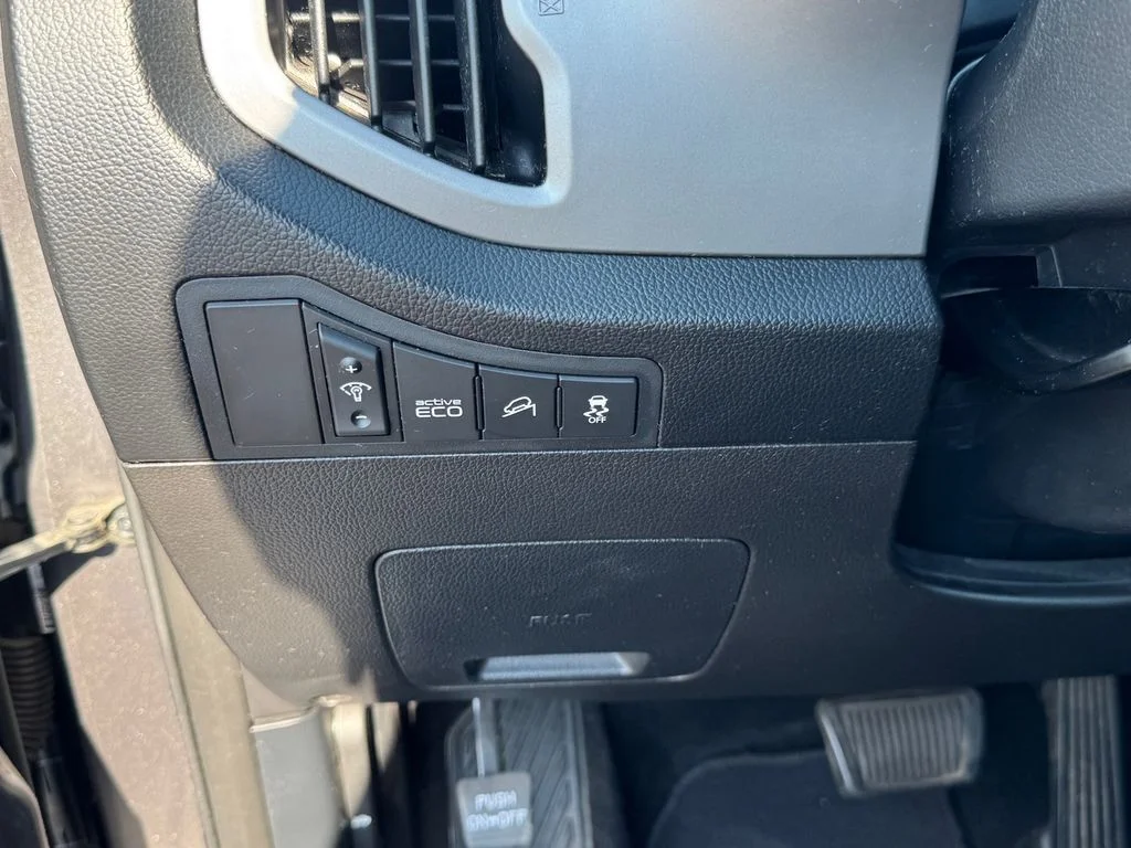 Used 2016 Silver Kia LX image 18
