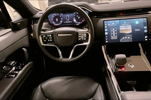 Used 2024  Land Rover SE image 4