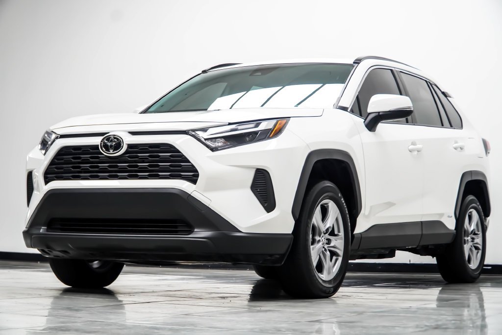 Used 2025 White Toyota XLE image 12