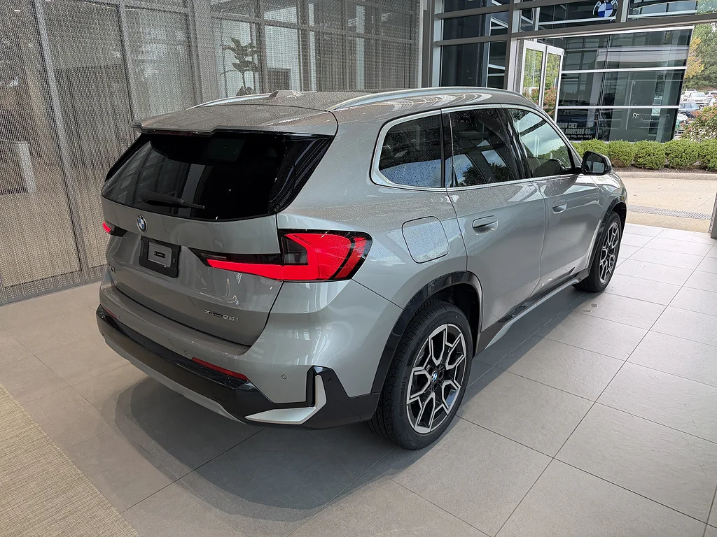 New 2027 Space Silver Metallic BMW xDrive28i image 6