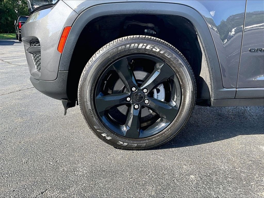 Used 2023 Gray Jeep Altitude X image 7