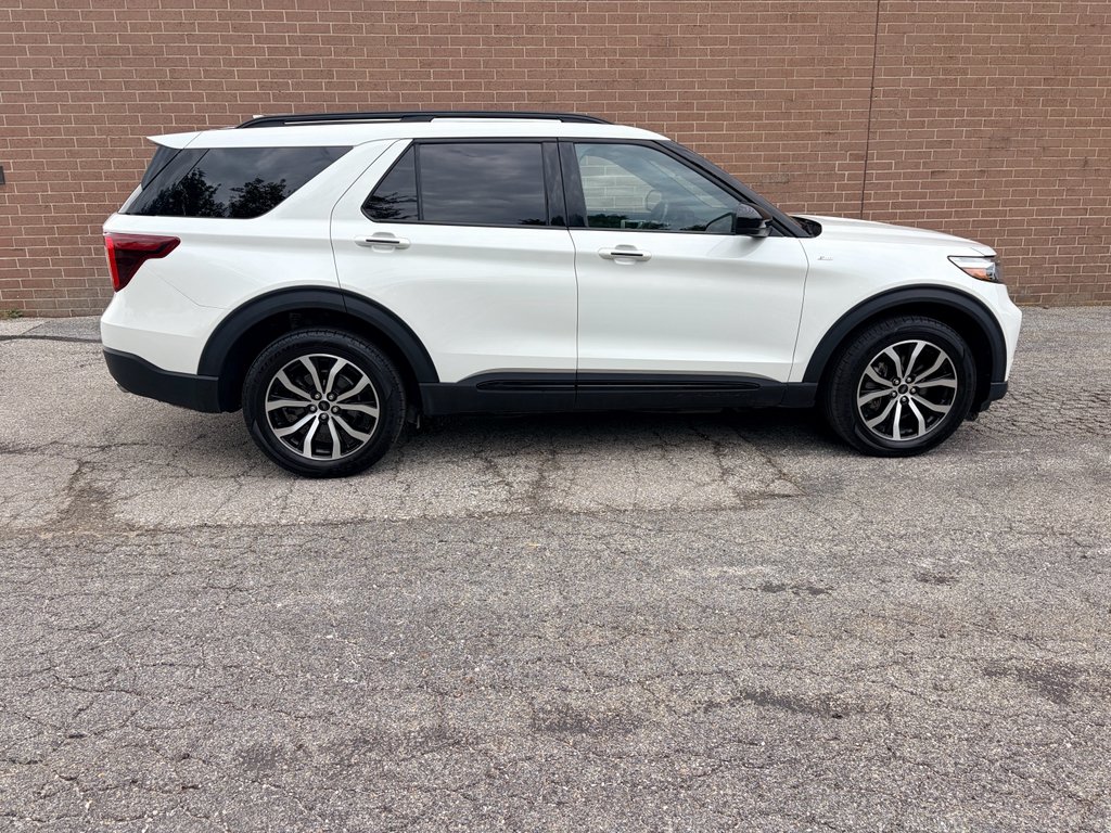 Used 2023 Star White Metallic Tri-Coat Ford ST-Line image 6