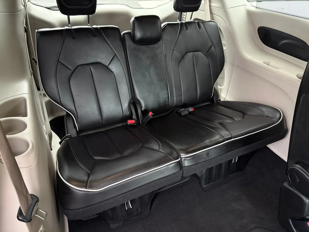 Used 2023 White Chrysler Limited image 19