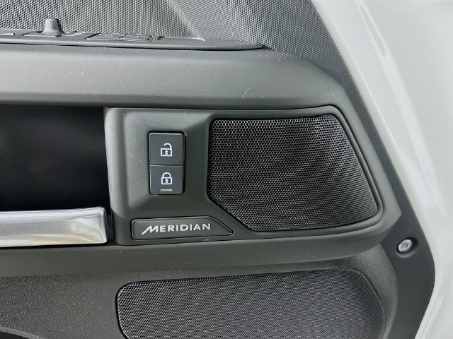 Used 2025 White Land Rover S image 20