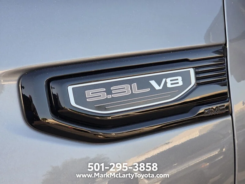 Used 2025 Sterling Metallic GMC ELEVATION image 10
